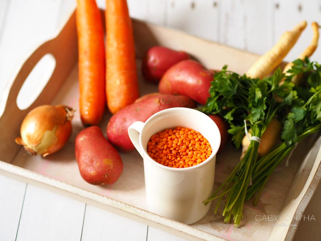 Gluténmentes vegán növényi alapú vöröslencse leves zöldségekkel