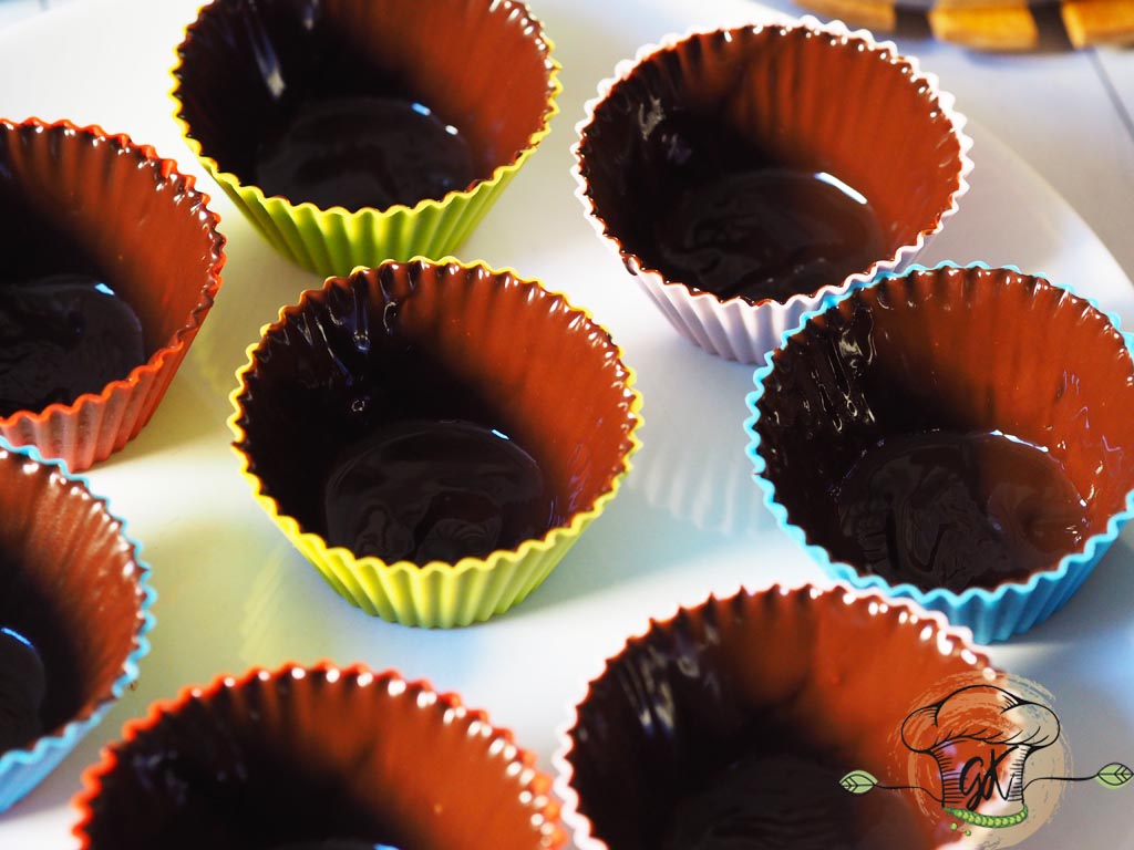 Gluténmentes vegán mogyoróvajas és eper-chiadzsemes csokipohárkák