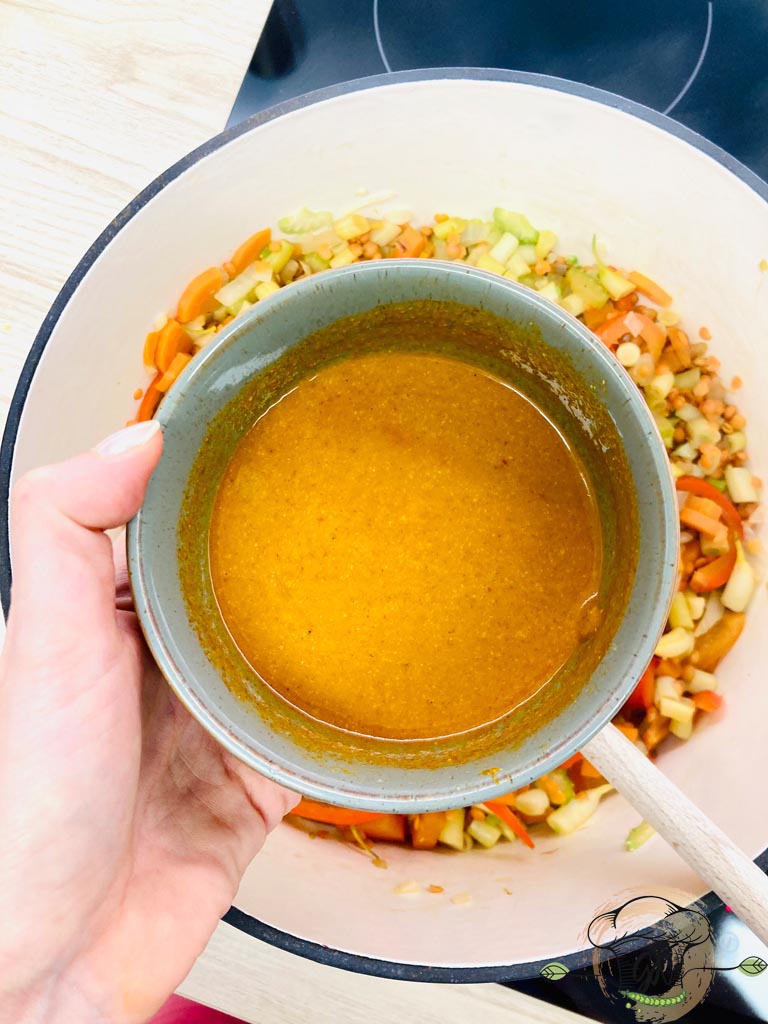 Gluténmentes vegán misos-currys zöldbabaleves
