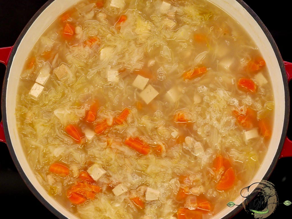 Gluténmentes vegán savanyúkáposzta-leves babbal és füstölt tofuval